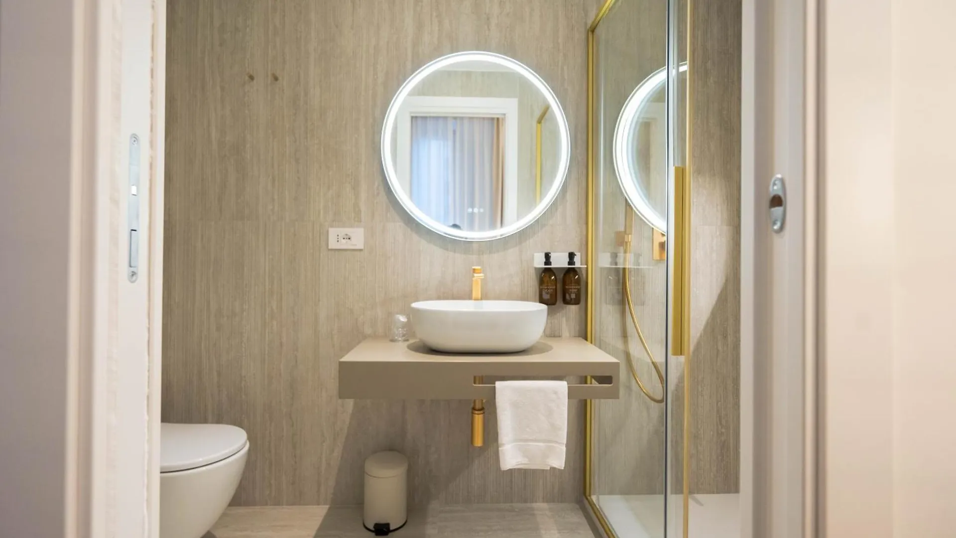 56 Orange Street Luxury Accommodation روما بيت ضيافة